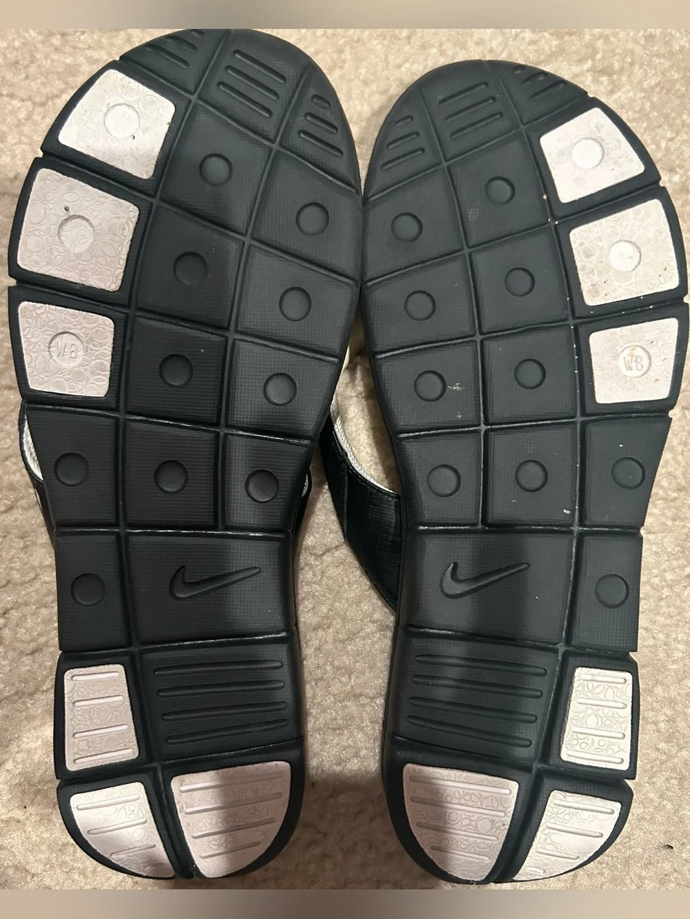 Nike Women’s Comfort Bed Black and White Flip Flops with Cushioned Footbed EUC 8 - Picture 6 of 8